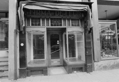 849253 Gezicht op de winkelpui van het pand Oudkerkhof 24 (Maison de Leur) te Utrecht.